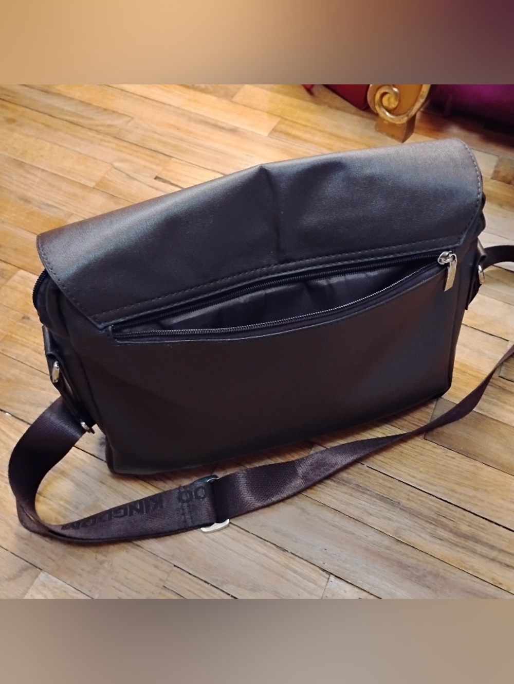 Kangaroo Kingdom Brown Leather Mens Messenger Bag. - Picture 6 of 12